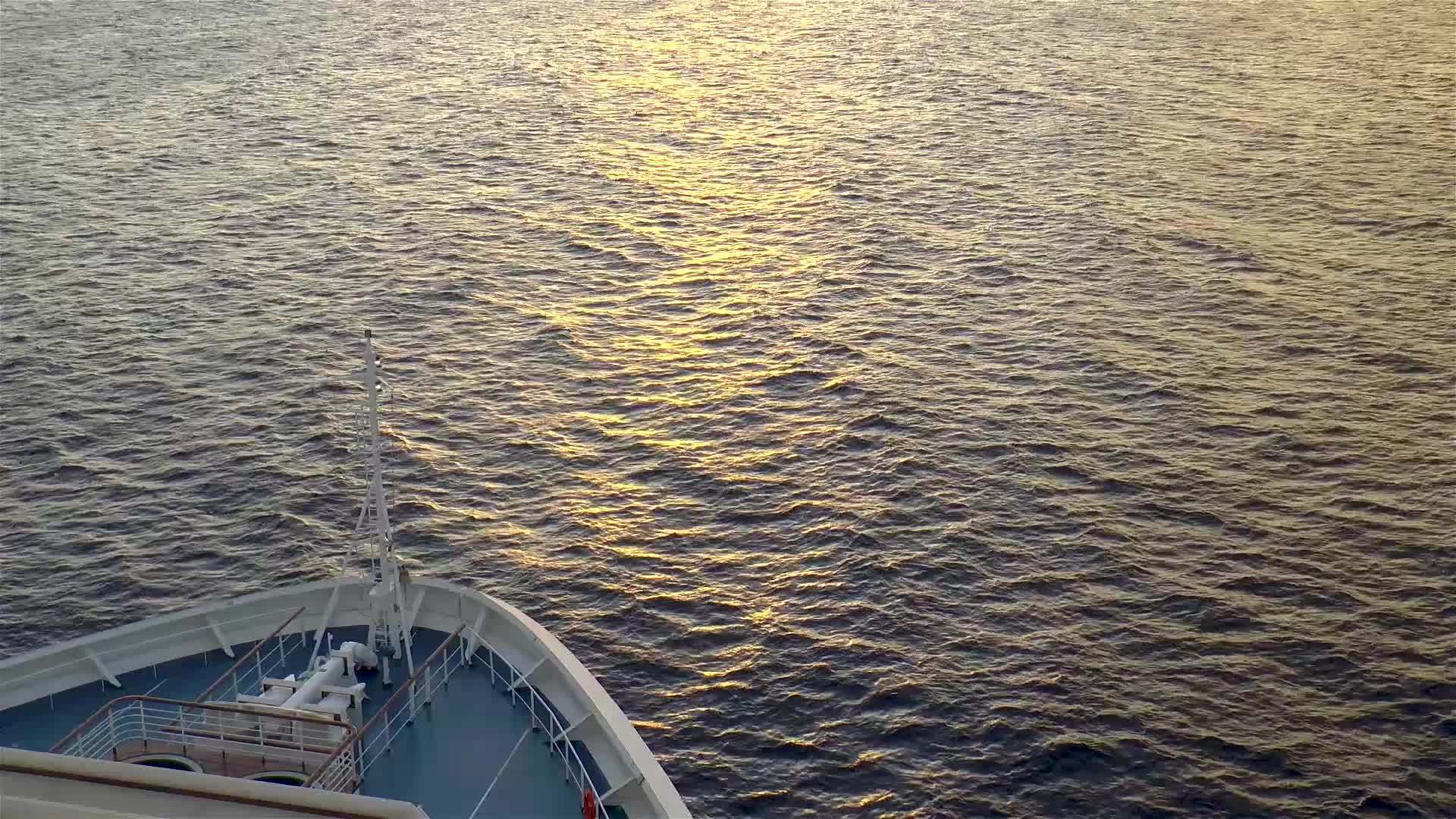 海水反映了日落的颜色视频的预览图