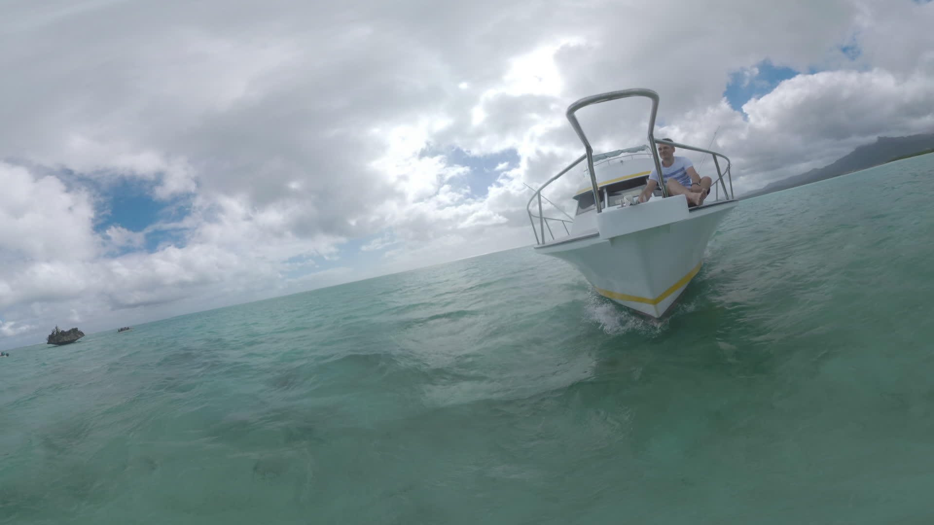 乘水晶岩在Mauritius在附近的海洋游艇上航行视频的预览图