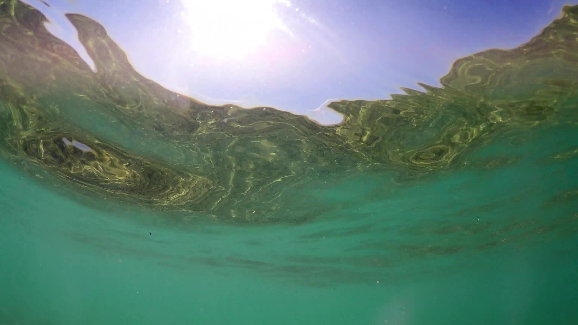 水下风景的水面背景和阳光视频的预览图