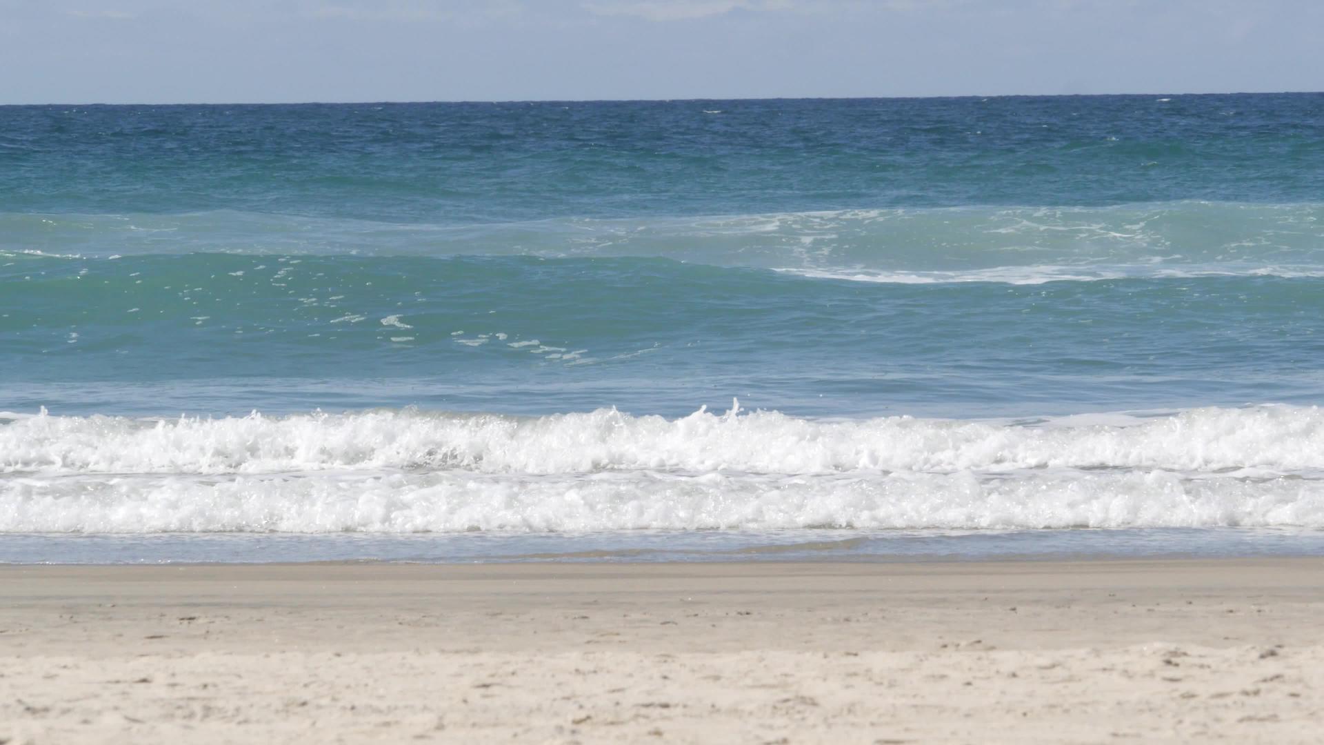 太平洋海浪喷洒哈里弗尼亚海岸景观a水面纹理和水面纹理视频的预览图