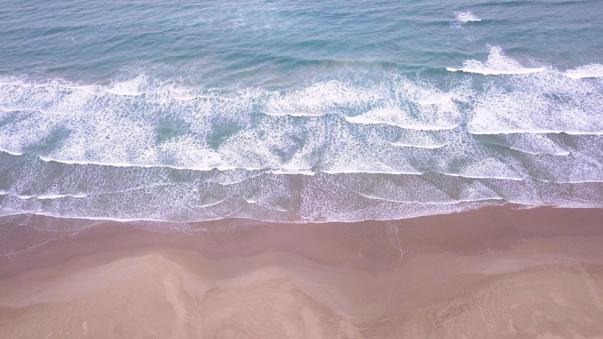 海滩上的海浪爆发视频的预览图