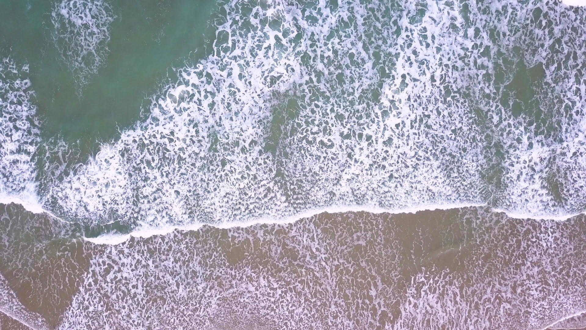 海滩上的海浪爆发视频的预览图