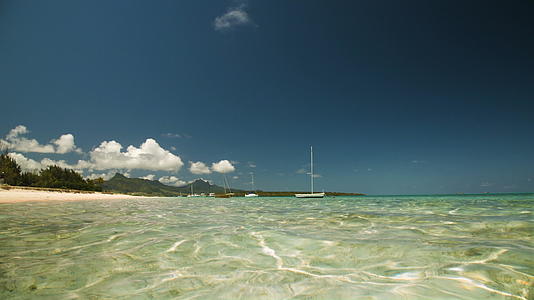 Mauritius海滩的水波和景观视频的预览图