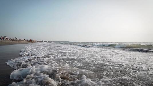 海滩上的白水浪显示海洋和海岸线视频的预览图