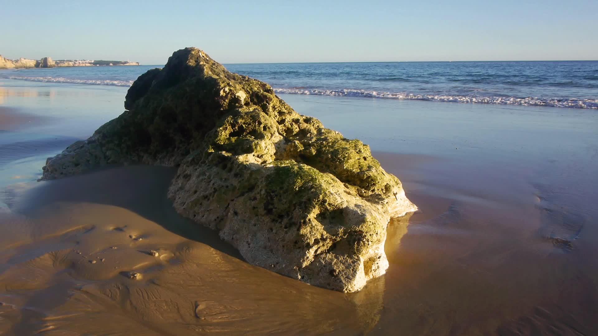 海滩岩石2视频的预览图