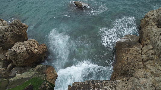 海面上方的海浪在岩石海滩上破碎视频的预览图