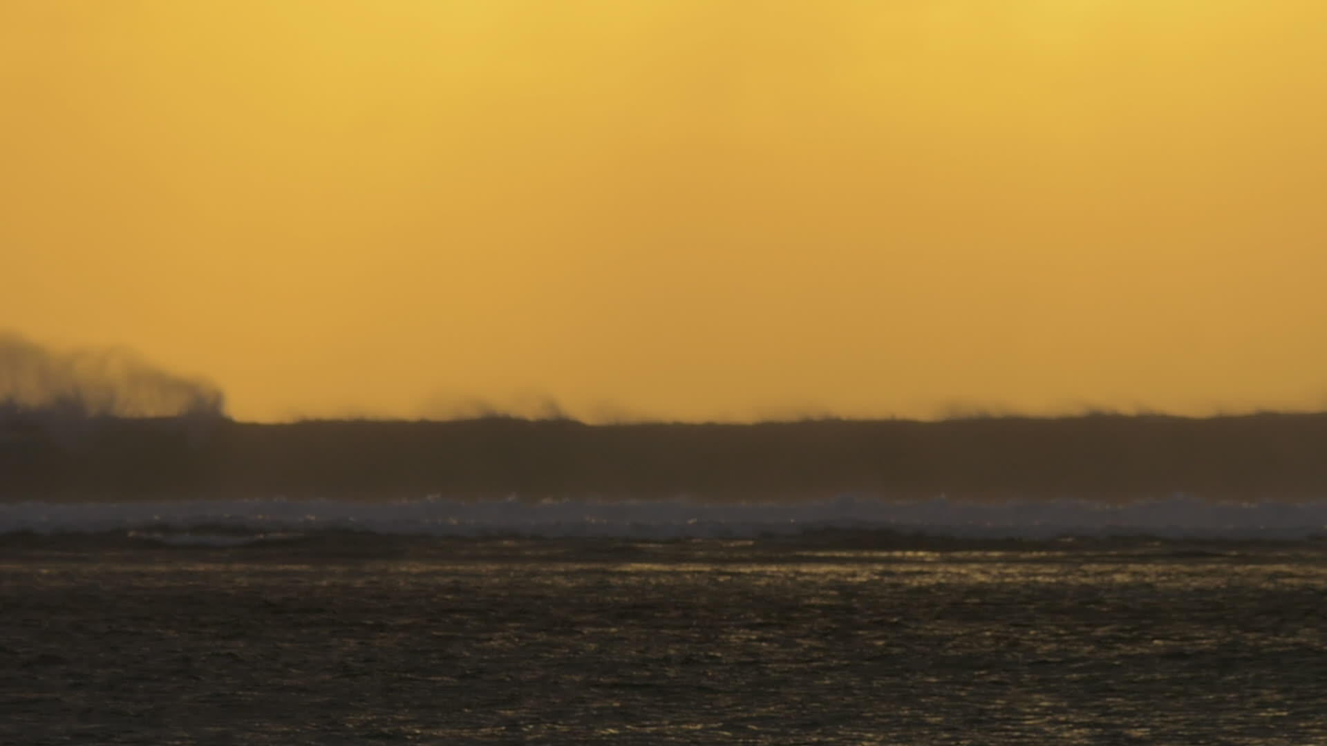 日落时有粉碎的海浪视频的预览图