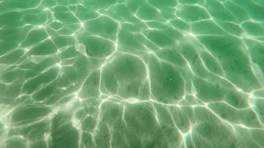 水晶清水和太阳光束反射到表面的水面视频的预览图