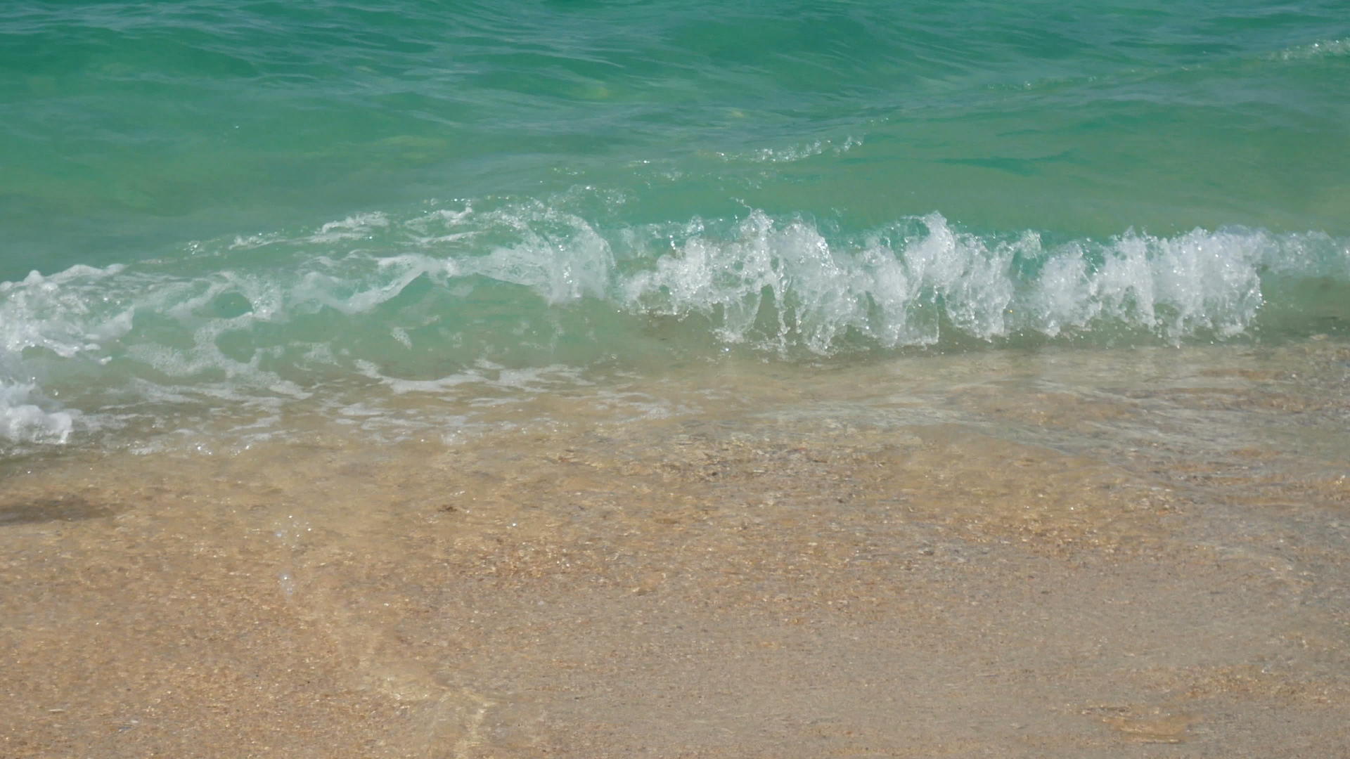 柔和的海浪泰国普吉岛白色海滩清澈的海水热带夏季海滩海滩视频的预览图