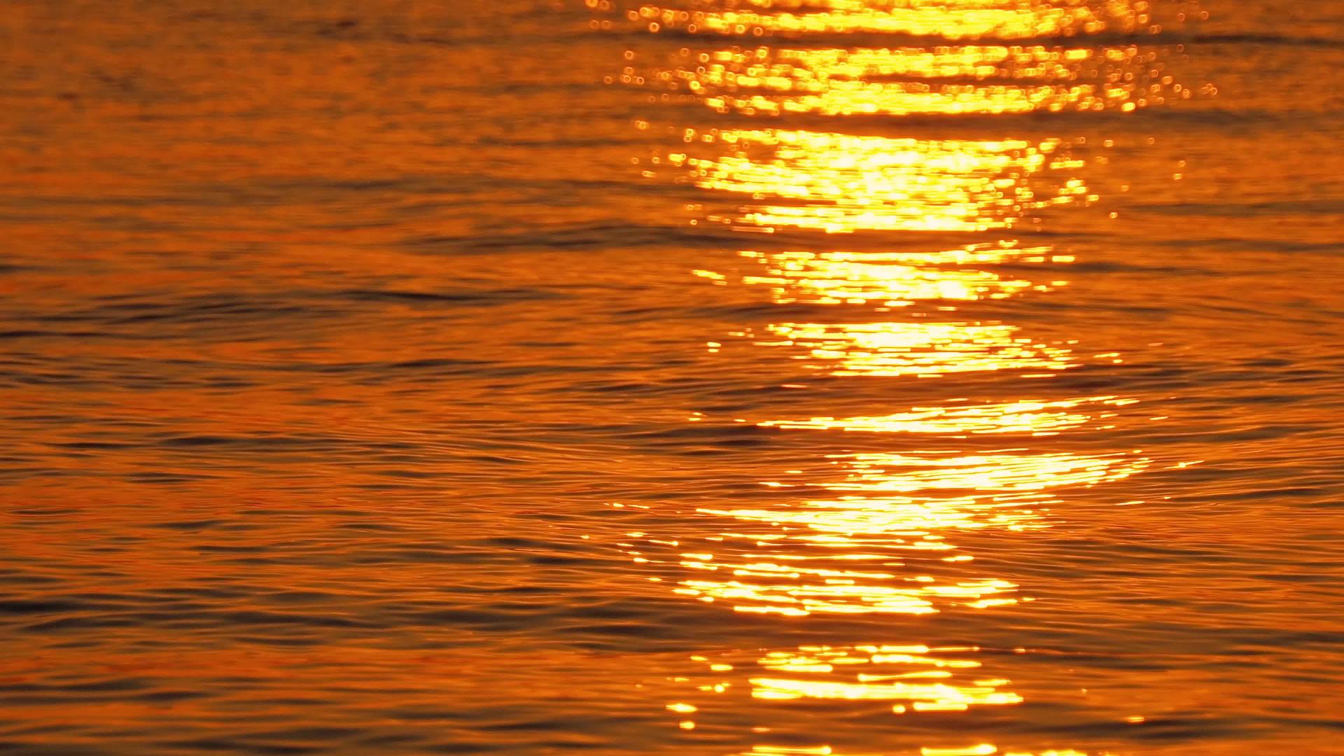 美丽多彩的日落在海岸波浪附近有一个环形背景视频的预览图