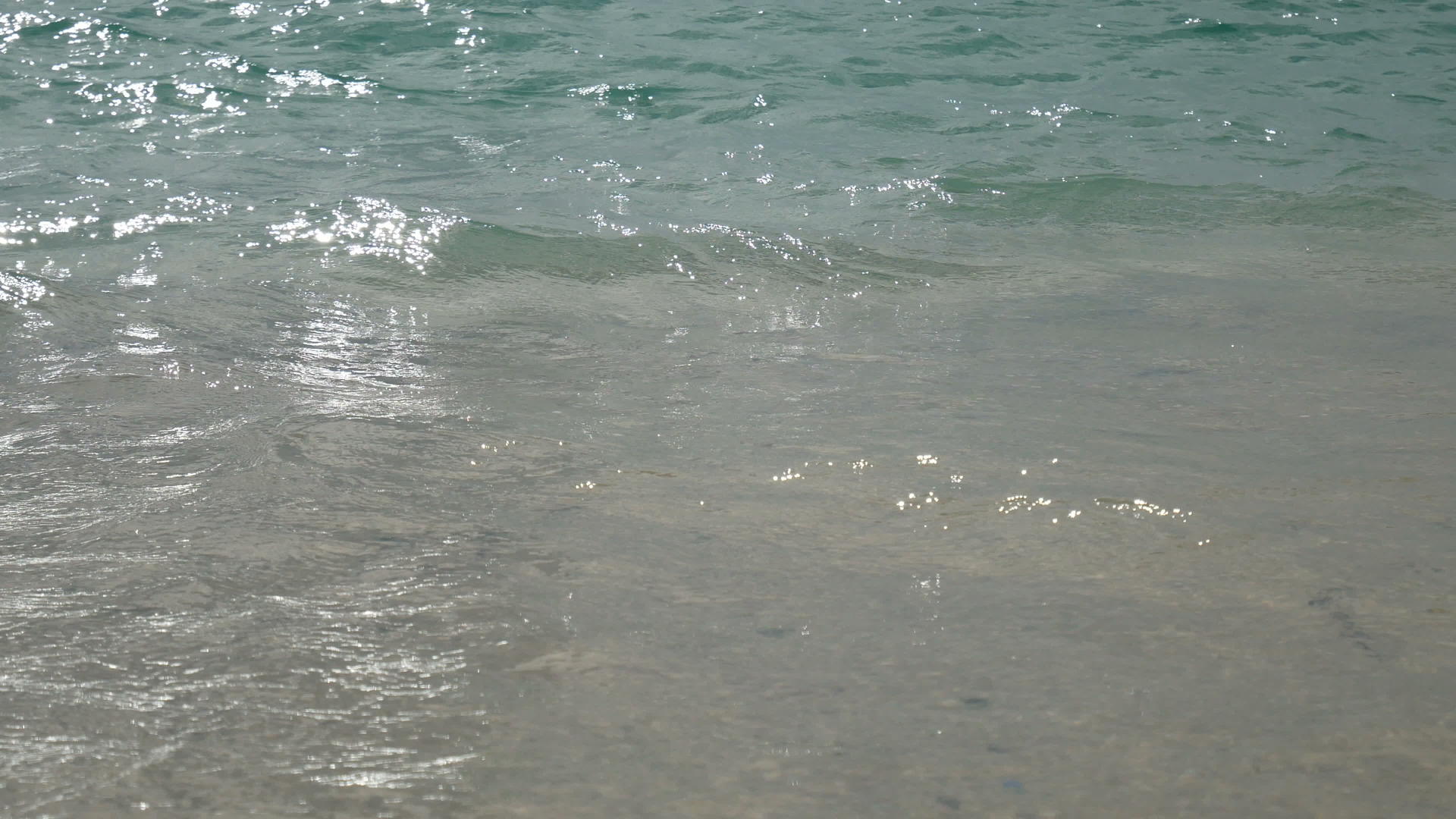 4k在泰国普吉岛的白色沙滩上有复制空间区域的软海浪视频的预览图
