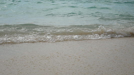 软海浪泰国普吉岛白色海滩上清澈的海水有复制空间视频的预览图