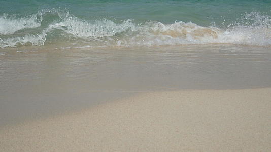 软海浪泰国普吉岛白色海滩上清澈的海水有复制空间视频的预览图