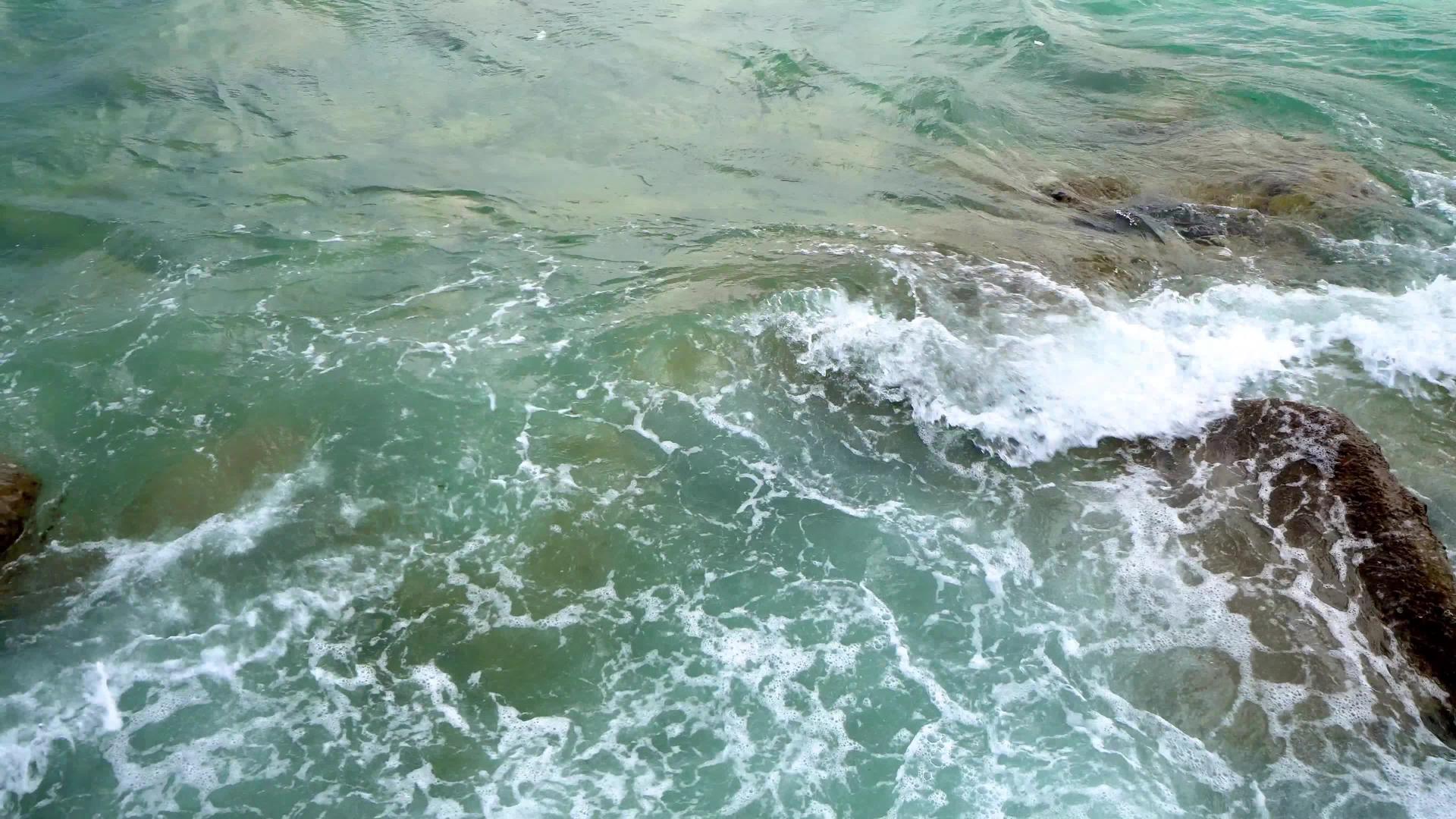 在岩石海岸的石头上喷洒风浪视频的预览图