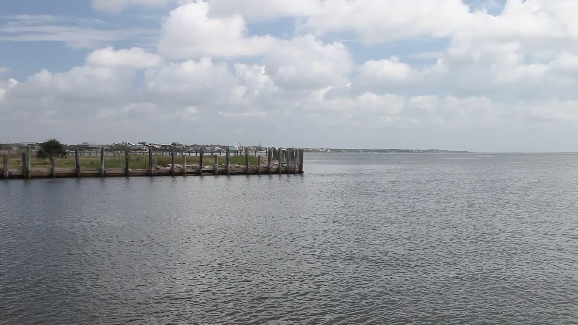 环礁湾镇附近的海洋景象视频的预览图