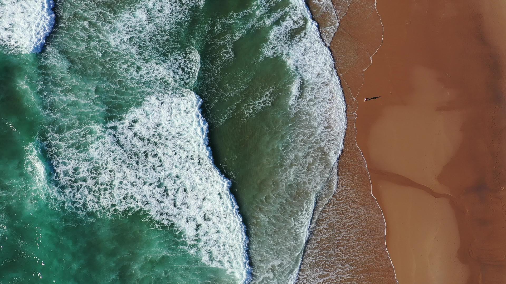 热带海滩鸟瞰图热带黄色海滩上的波浪顶部视频的预览图