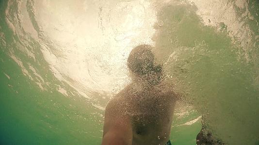 溺水的人试图从水的视野中拯救快速移动和泡泡他们的手和日落视频的预览图