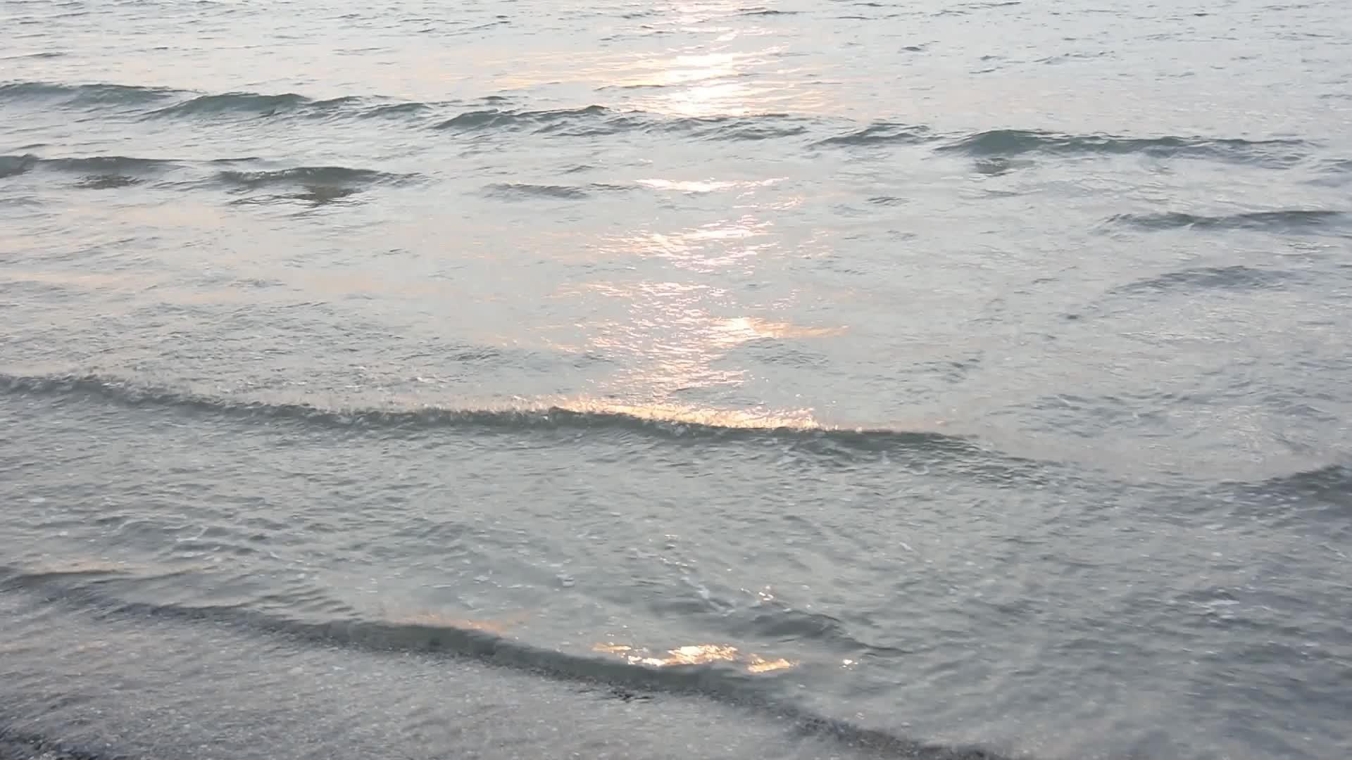 日落时的波浪滚上岸视频的预览图