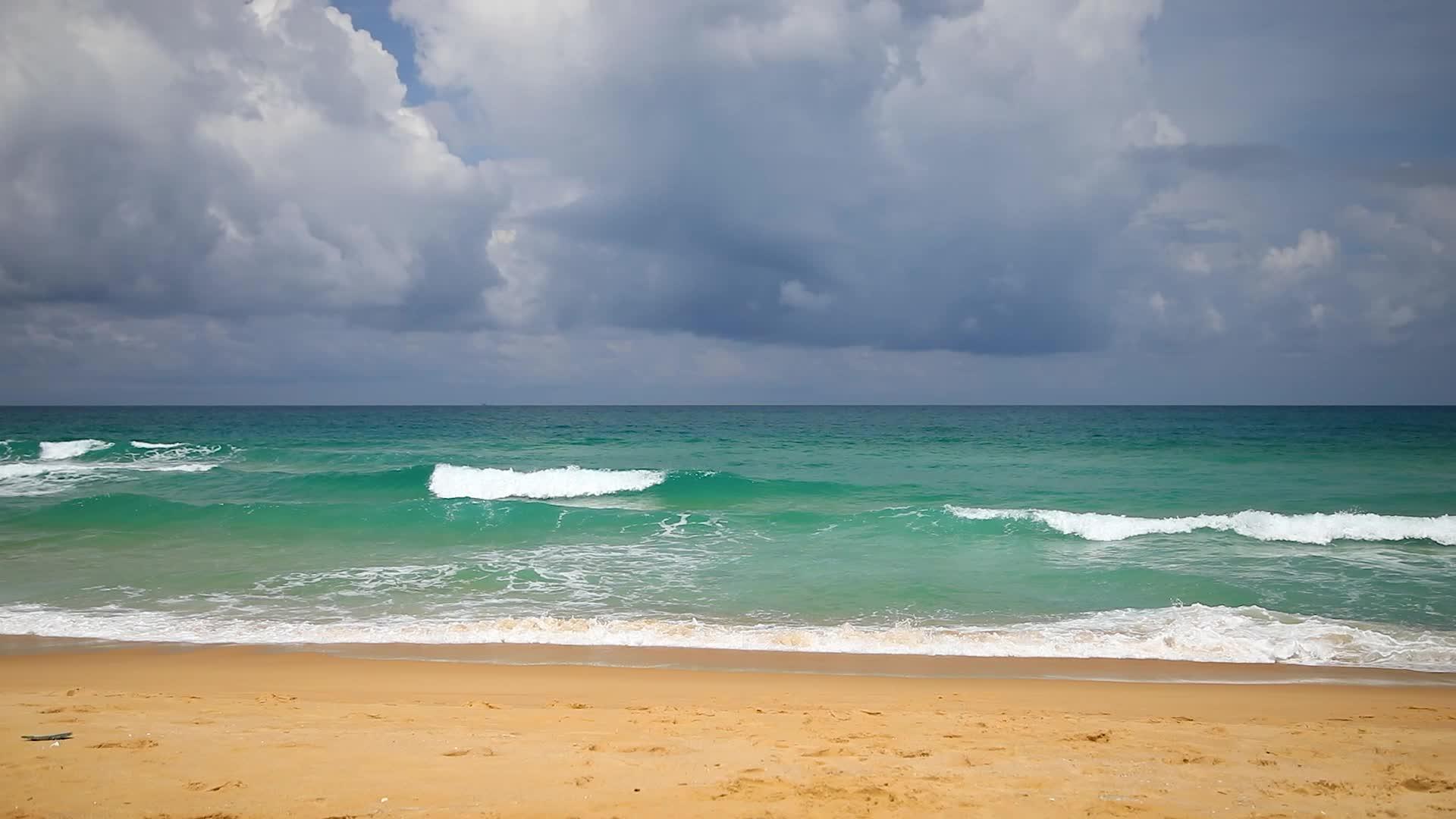 在明亮的一天蓝色的大海和巨浪冲向海岸视频的预览图