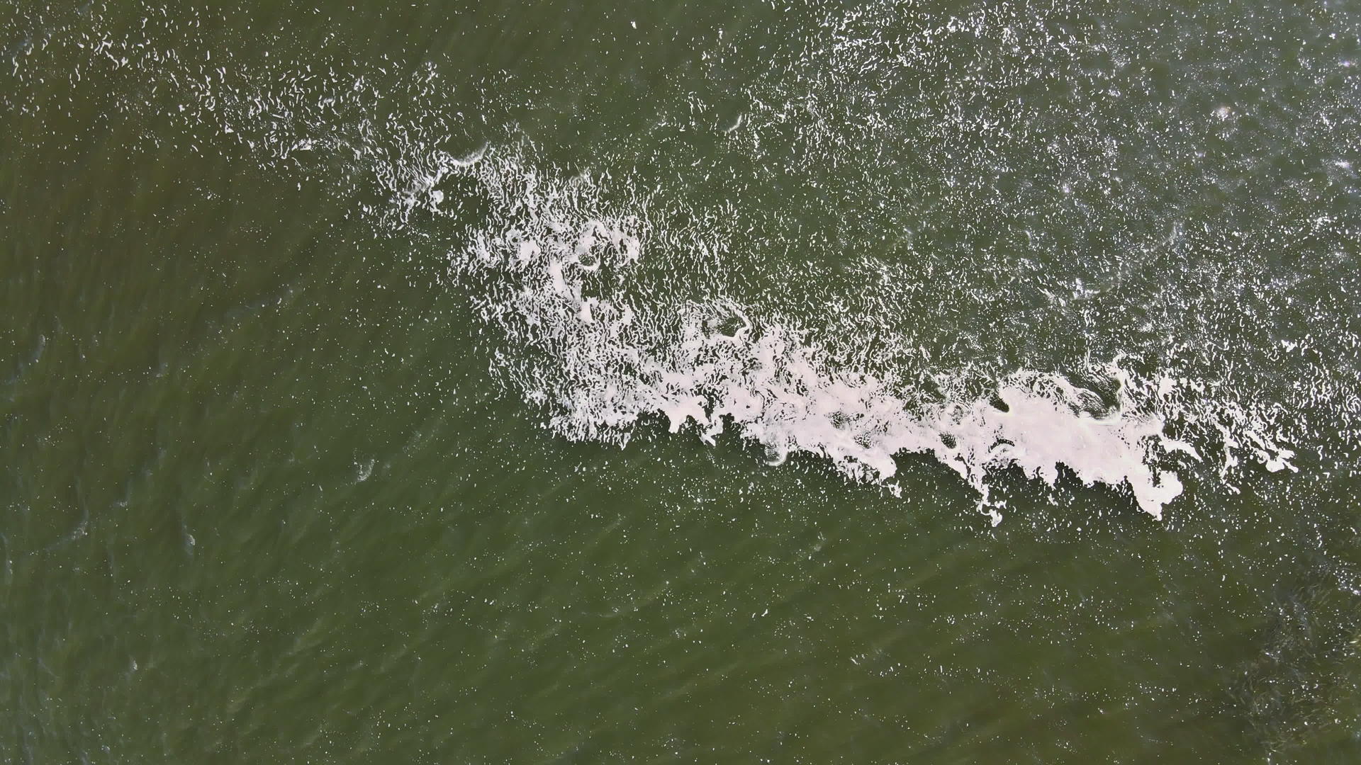 海洋海岸有滚动波从高处看视频的预览图