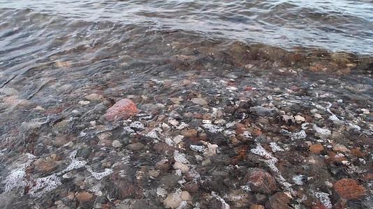 黄海的岩石海岸和波浪击中了德国费曼岛的石头岛屿视频的预览图