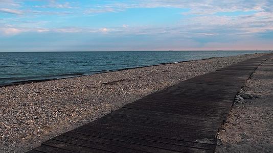 黄海海岸夏季空旷海滩甲板椅沙滩上的开放位置视频的预览图