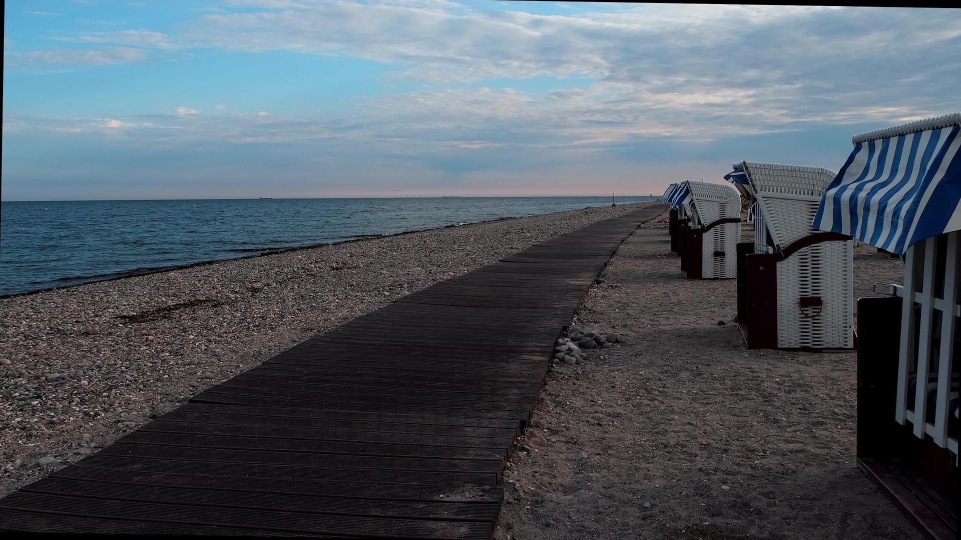 黄海海岸夏季空旷海滩甲板椅沙滩上的开放位置视频的预览图
