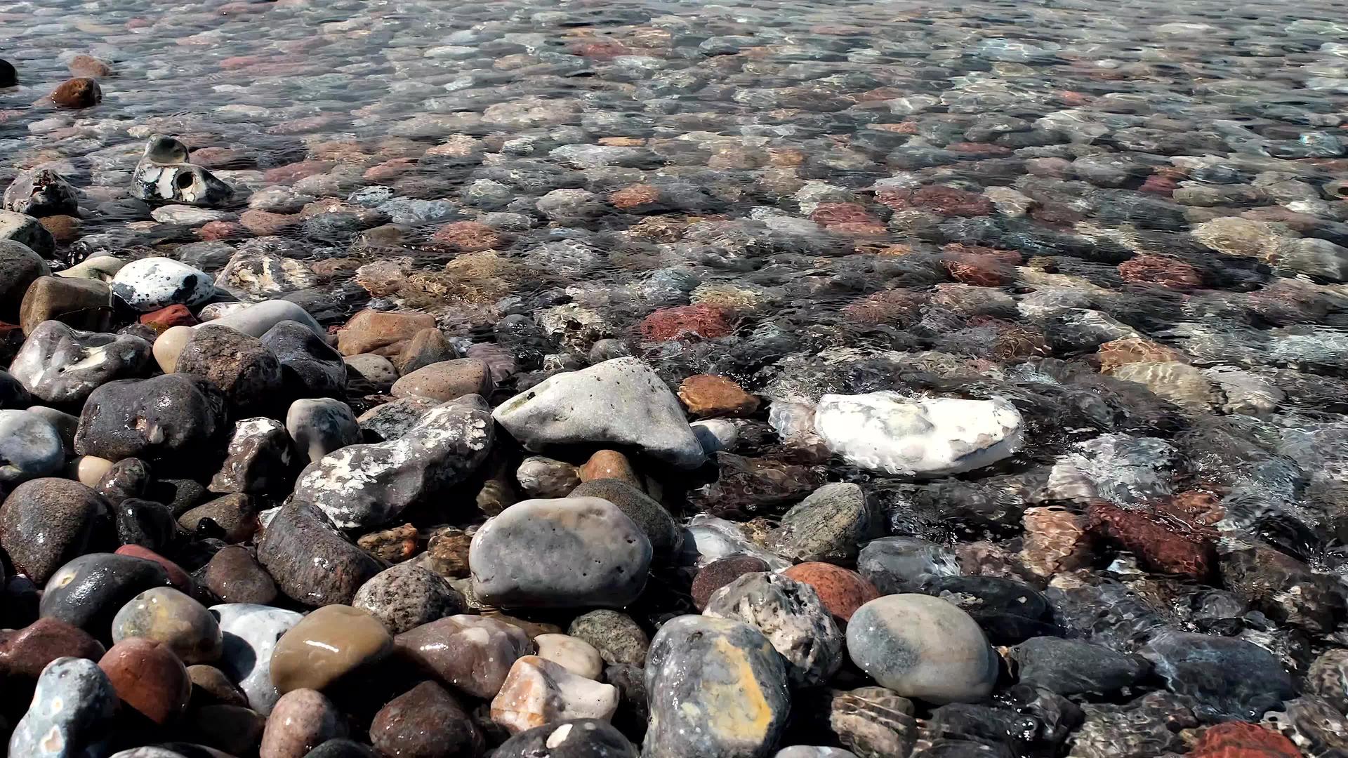 岩石海岸和海平面上的波浪对着石头视频的预览图