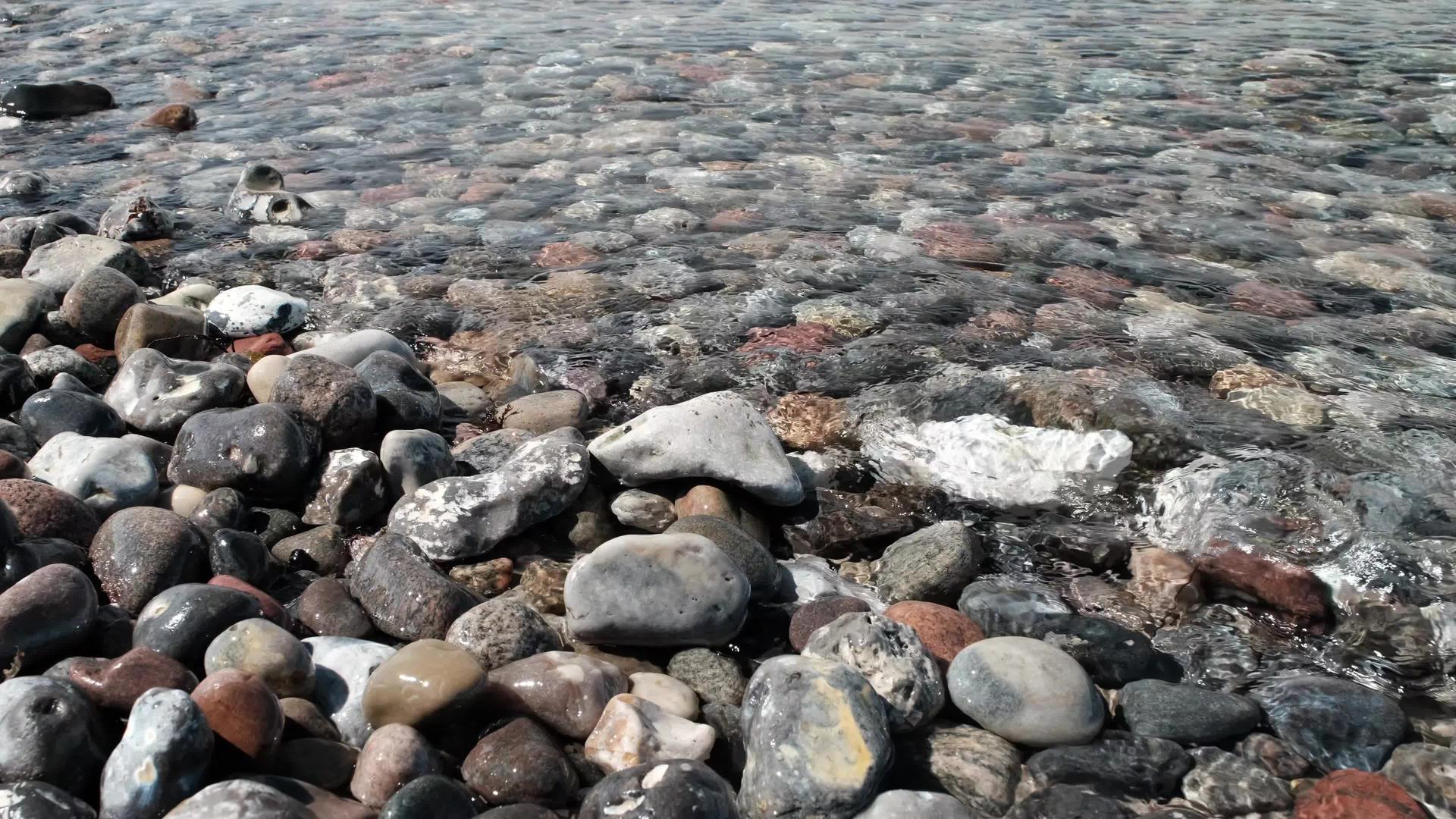 岩石海岸和海平面上的波浪对着石头视频的预览图