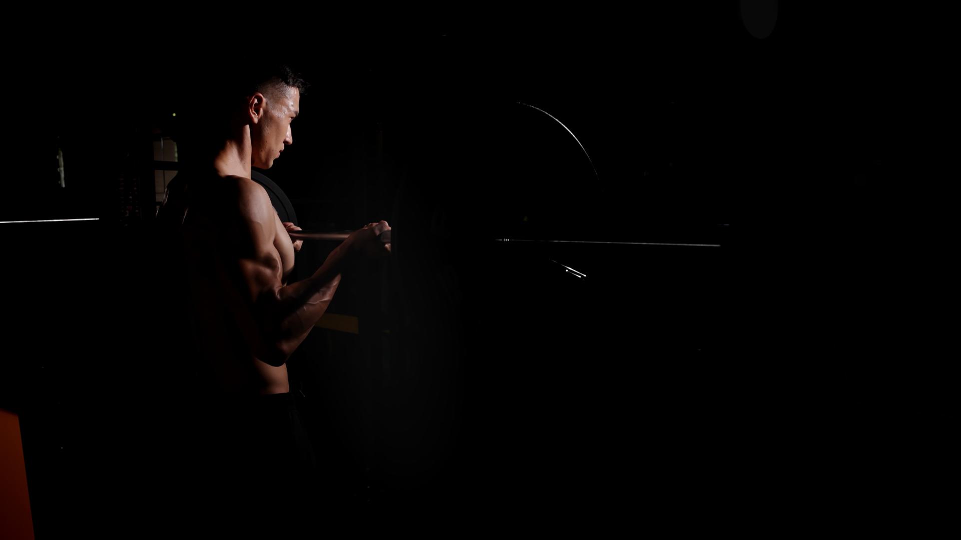 男生重量训练青筋直爆视频的预览图