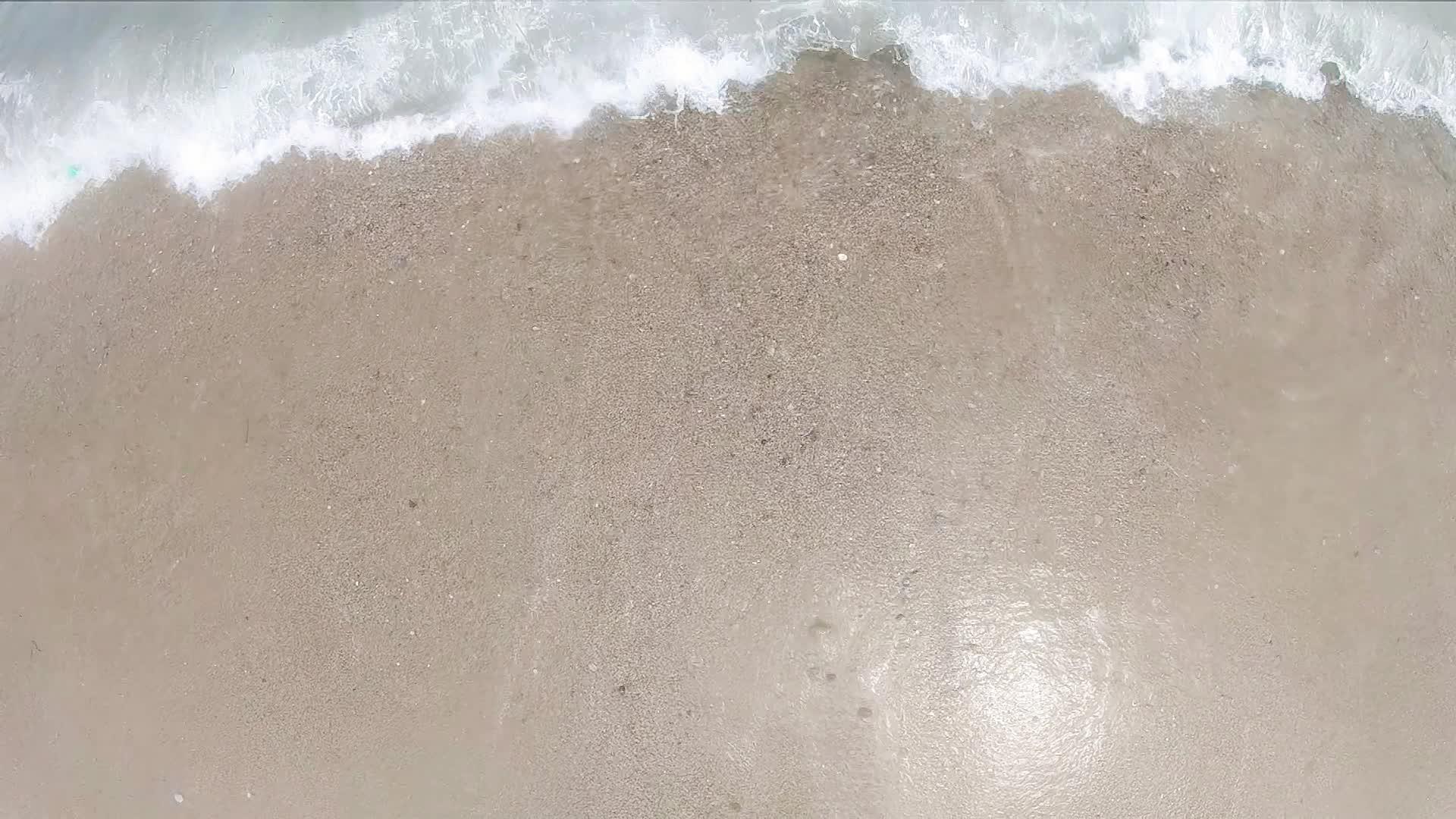暴风雨前海浪在沙滩上慢慢地冲浪视频的预览图