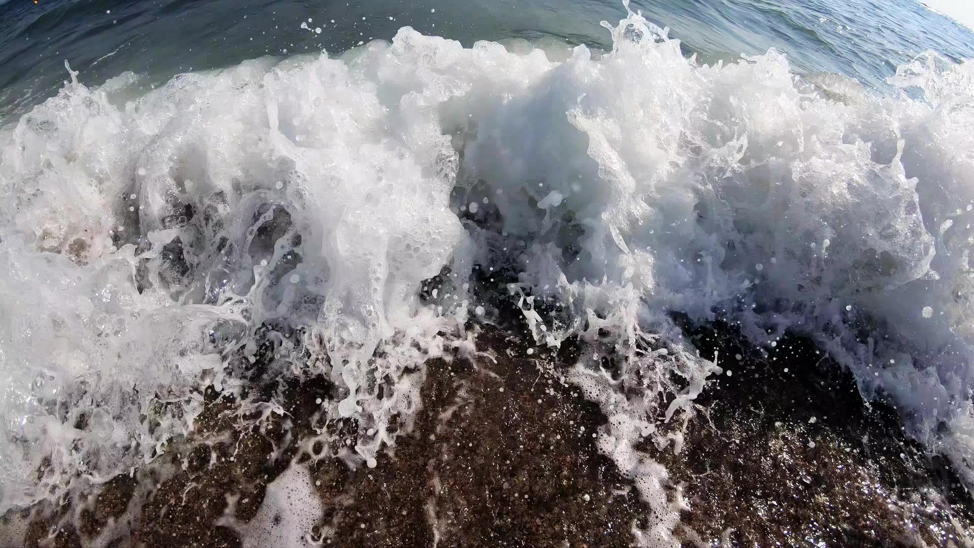 冲浪在沙滩分数上慢慢移动视频的预览图