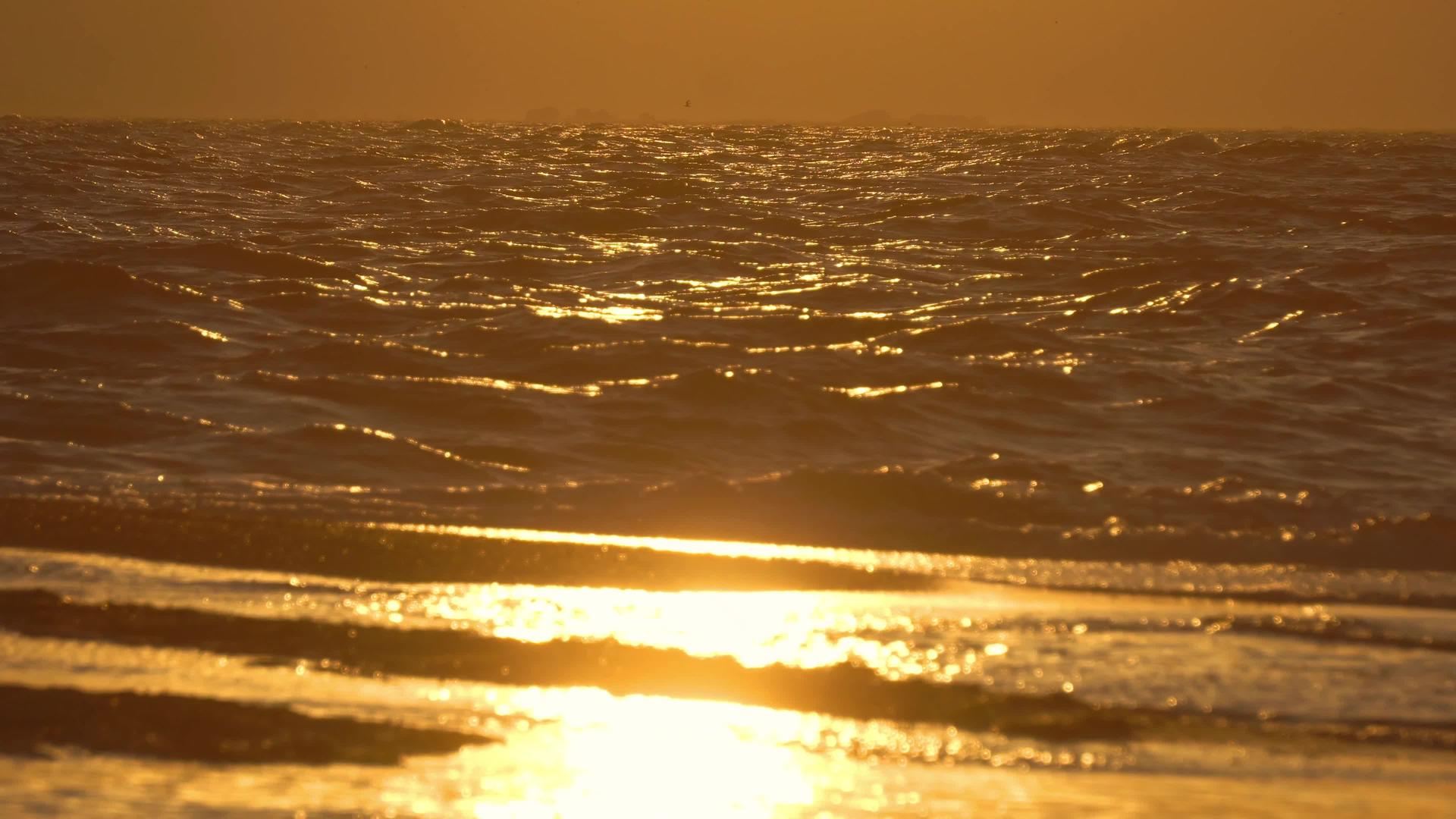 海浪在日落时挤压海滩视频的预览图