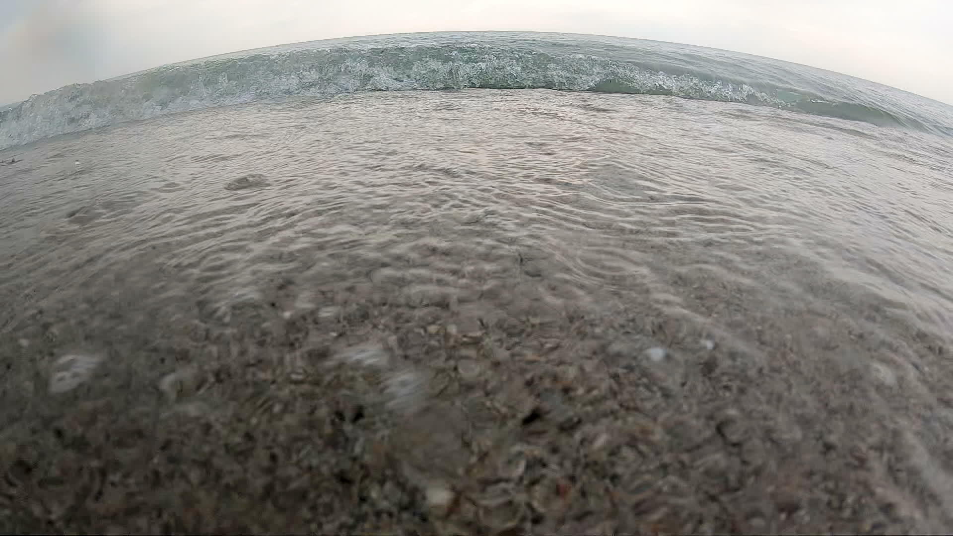 在暴风雨中海滩上破碎的波浪缓慢地移动视频的预览图