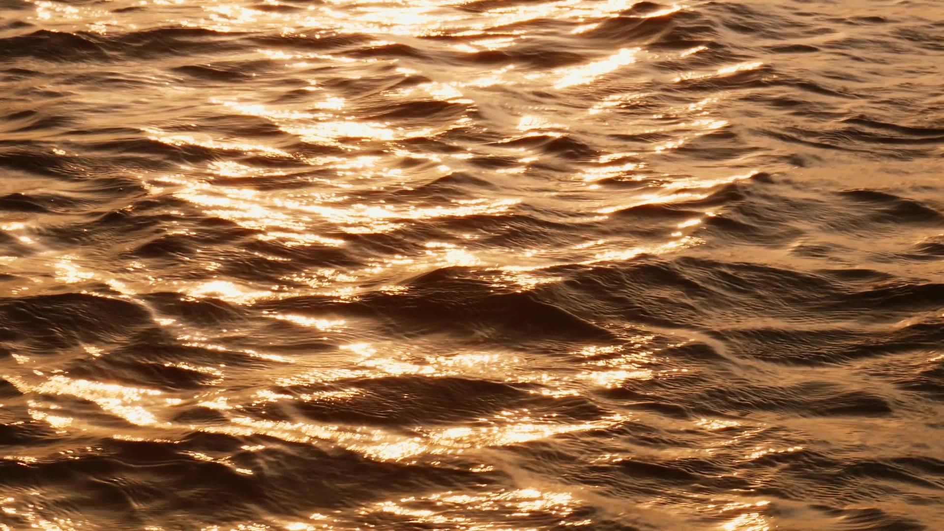水面上的金色波浪视频的预览图
