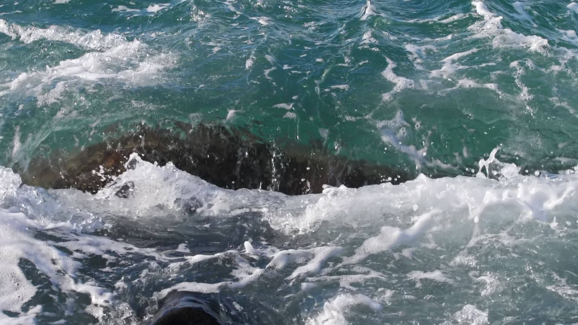 海洋沿岸的海浪视频的预览图