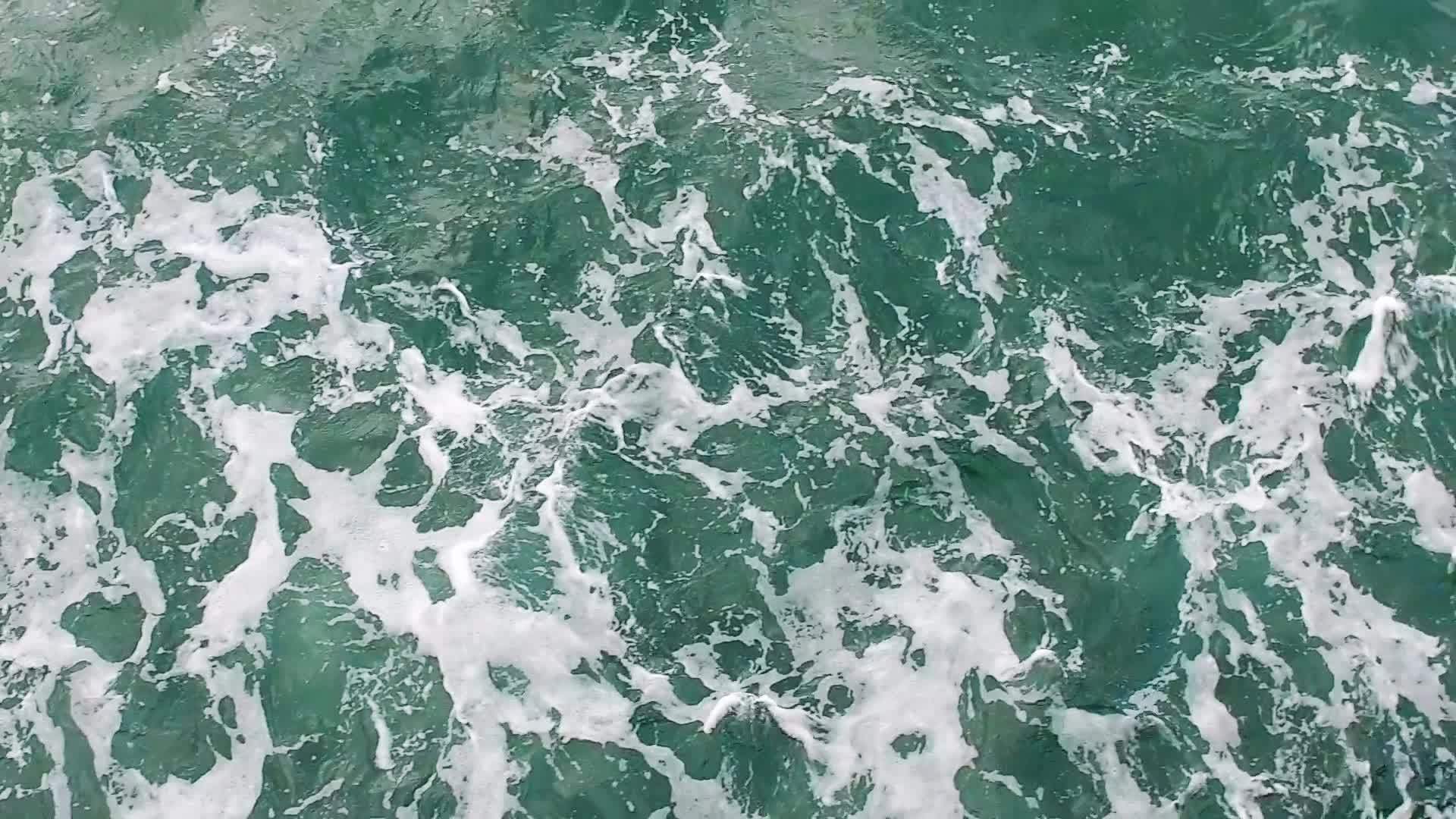带有船痕的绿色海水缓慢流动视频的预览图