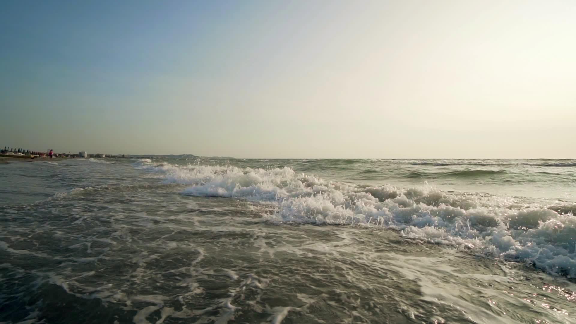 日出时海滩上的海浪很慢视频的预览图