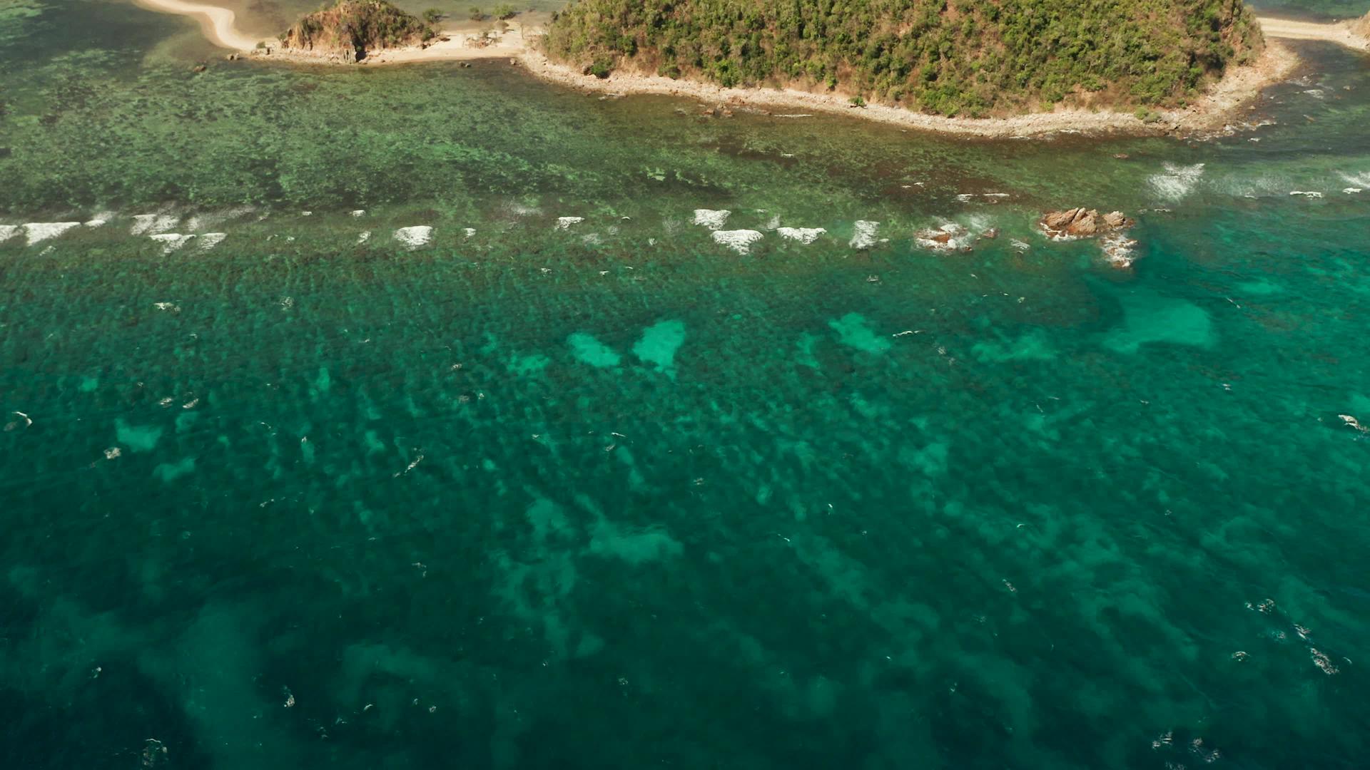 平古拉万热带岛屿和蓝海菲里视频的预览图