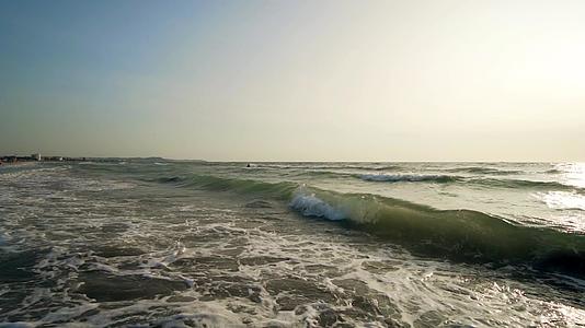 日出时海滩上的海浪很慢视频的预览图