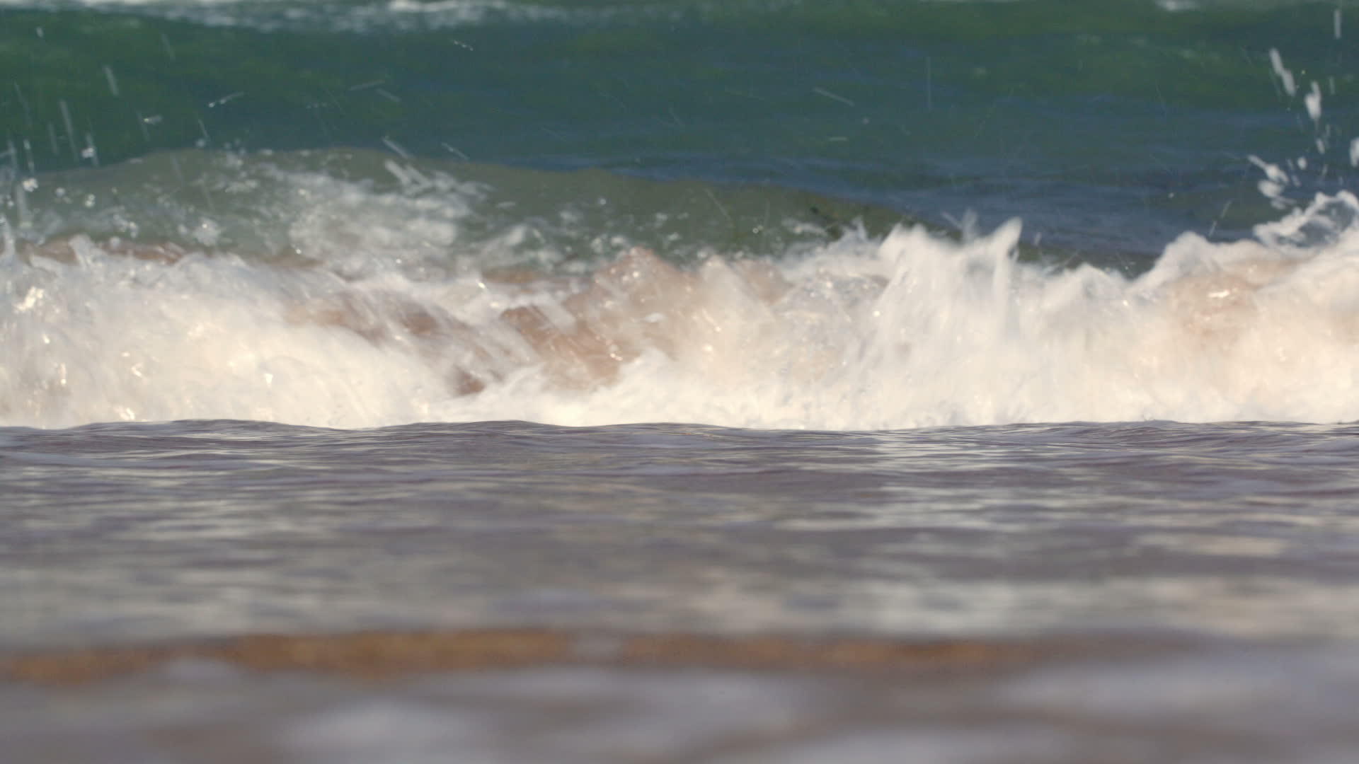 海浪冲洗海岸视频的预览图