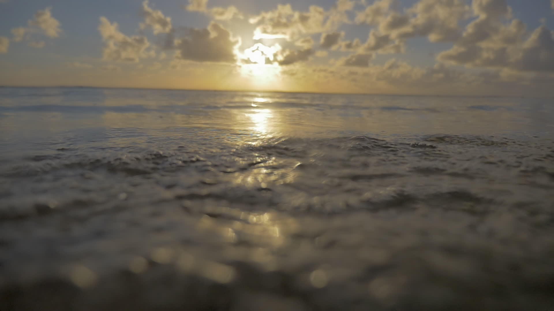 日落时岸边的海浪视频的预览图