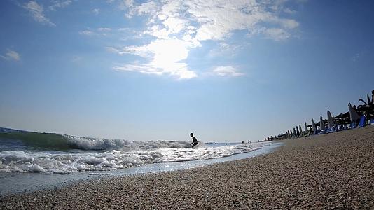 在阳光明媚的夏天缓慢的运动中小浪在沙滩上坠落视频的预览图