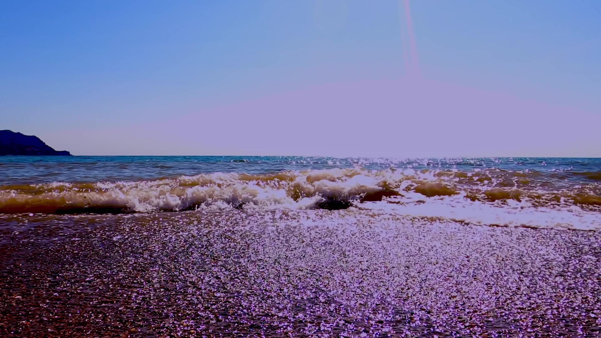 黑海的海浪是阳光明媚的秋天视频的预览图