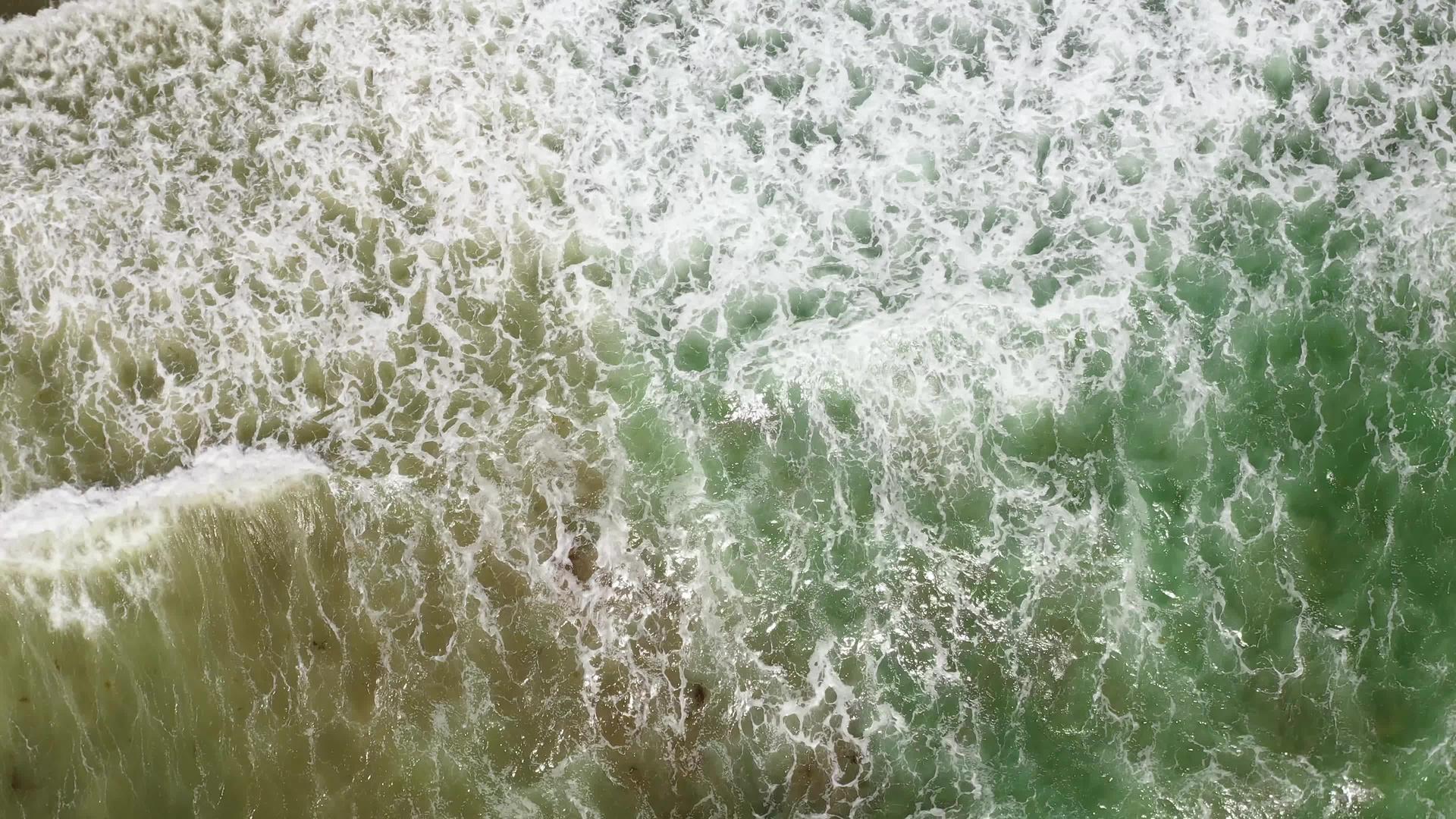 海浪和泡沫的顶部视频的预览图