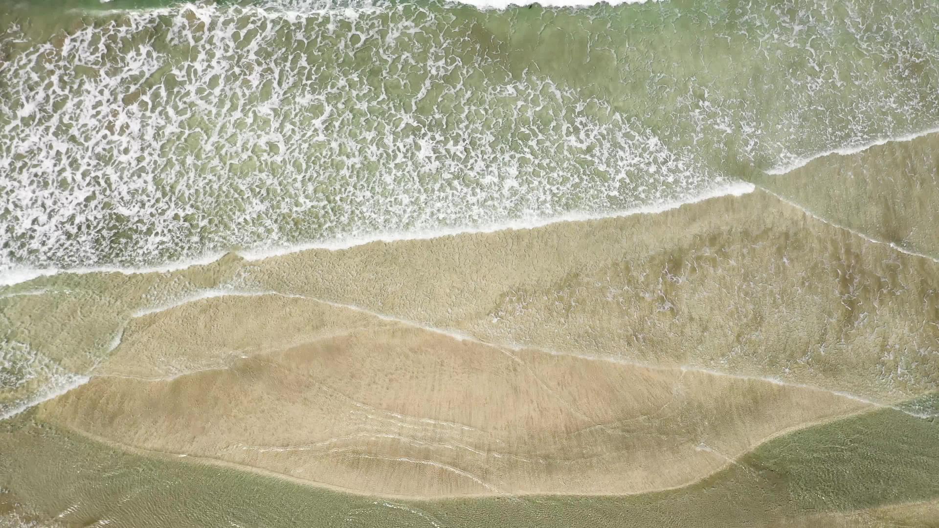 海浪的顶部视图视频的预览图