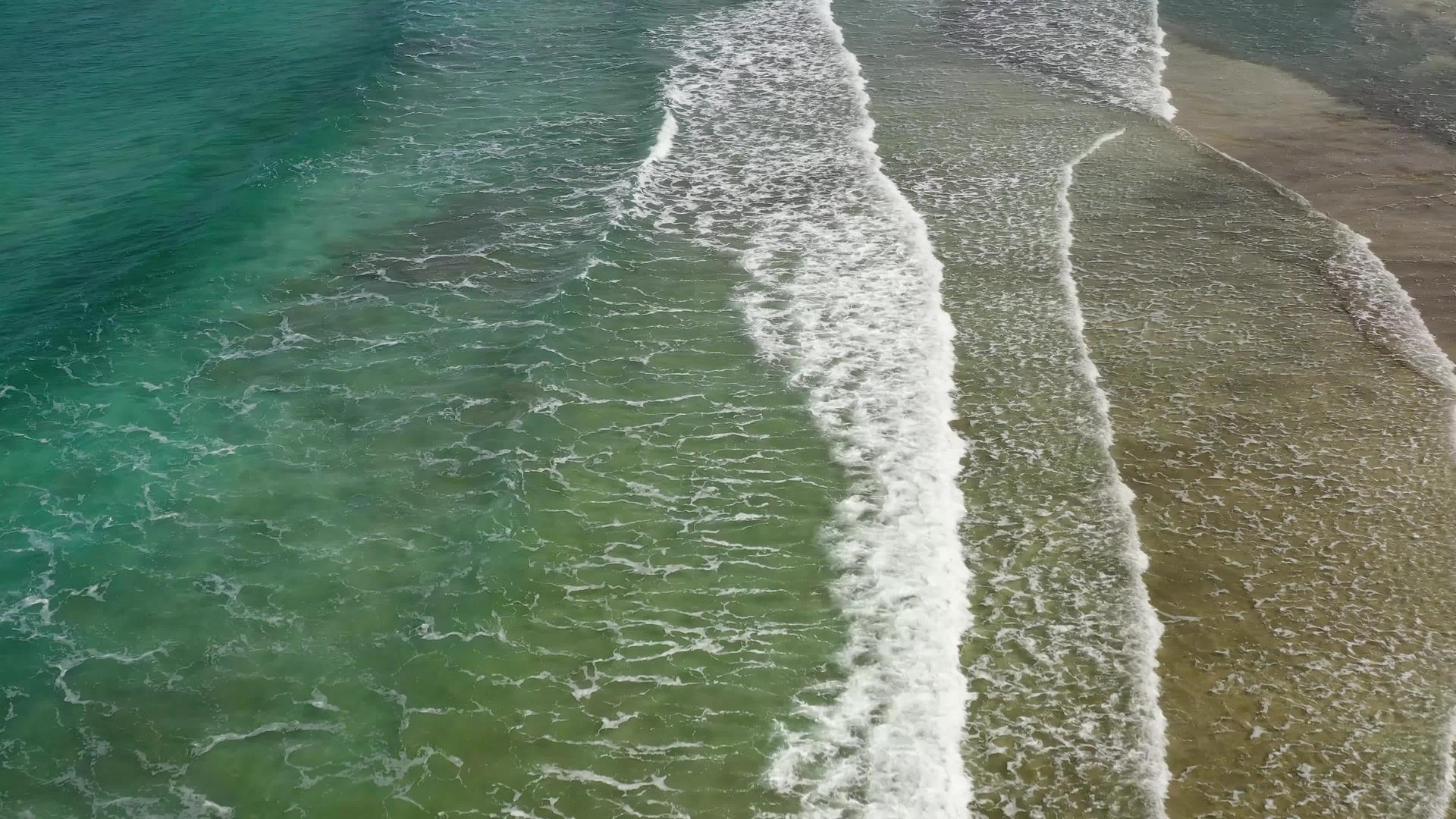 海浪的顶部视图视频的预览图