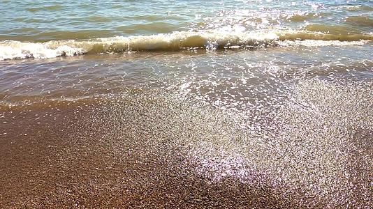 黑海的海浪是阳光明媚的秋天视频的预览图