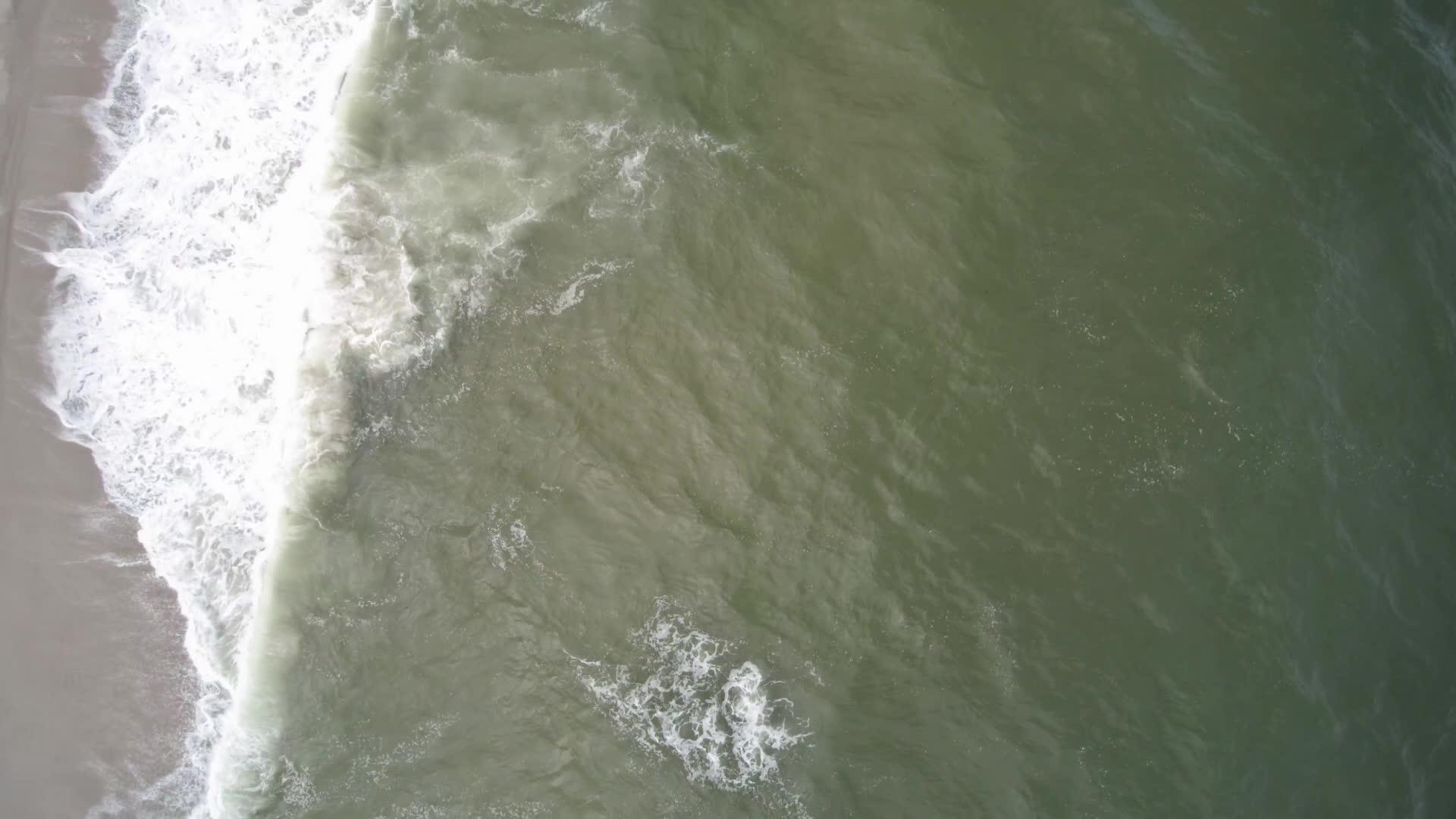 蓝色的海浪冲破了一股水流视频的预览图