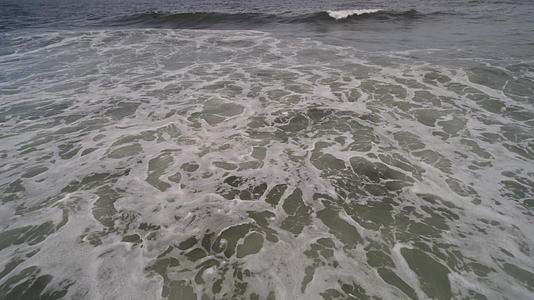 巨大的蓝色波浪在海洋中断裂视频的预览图